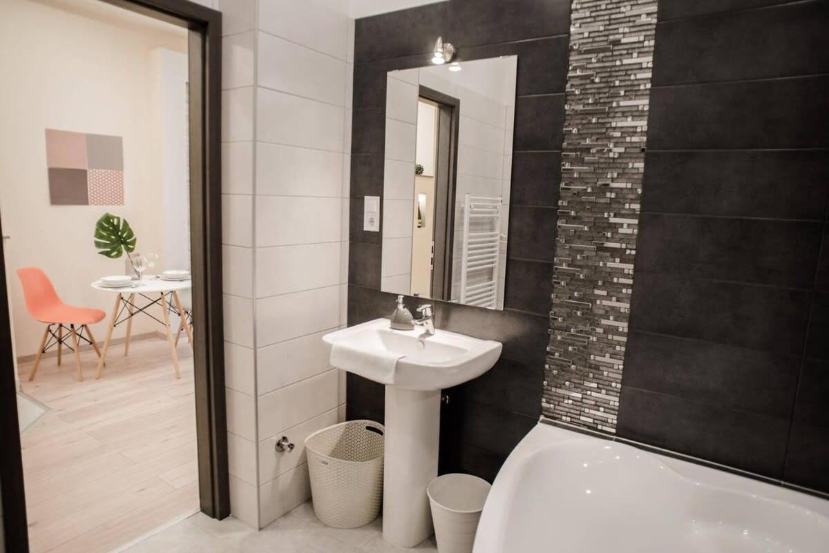 New Luxury Apartment In The Center With A/C Boedapest Buitenkant foto